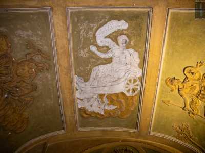 Quello centrale, del quale restano solo i tratti preparatori, raffigura Venere su un carro tra le nuvole...